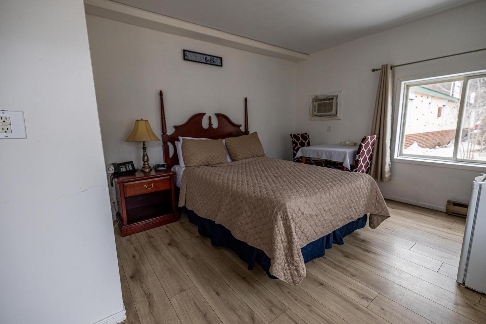 Motel Deblois Sainte-Anne-de-Beaupré エクステリア 写真