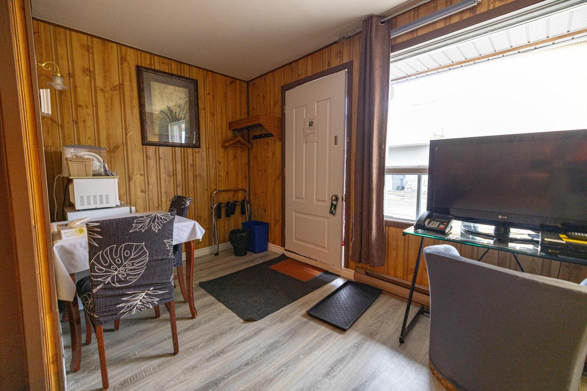 Motel Deblois Sainte-Anne-de-Beaupré エクステリア 写真