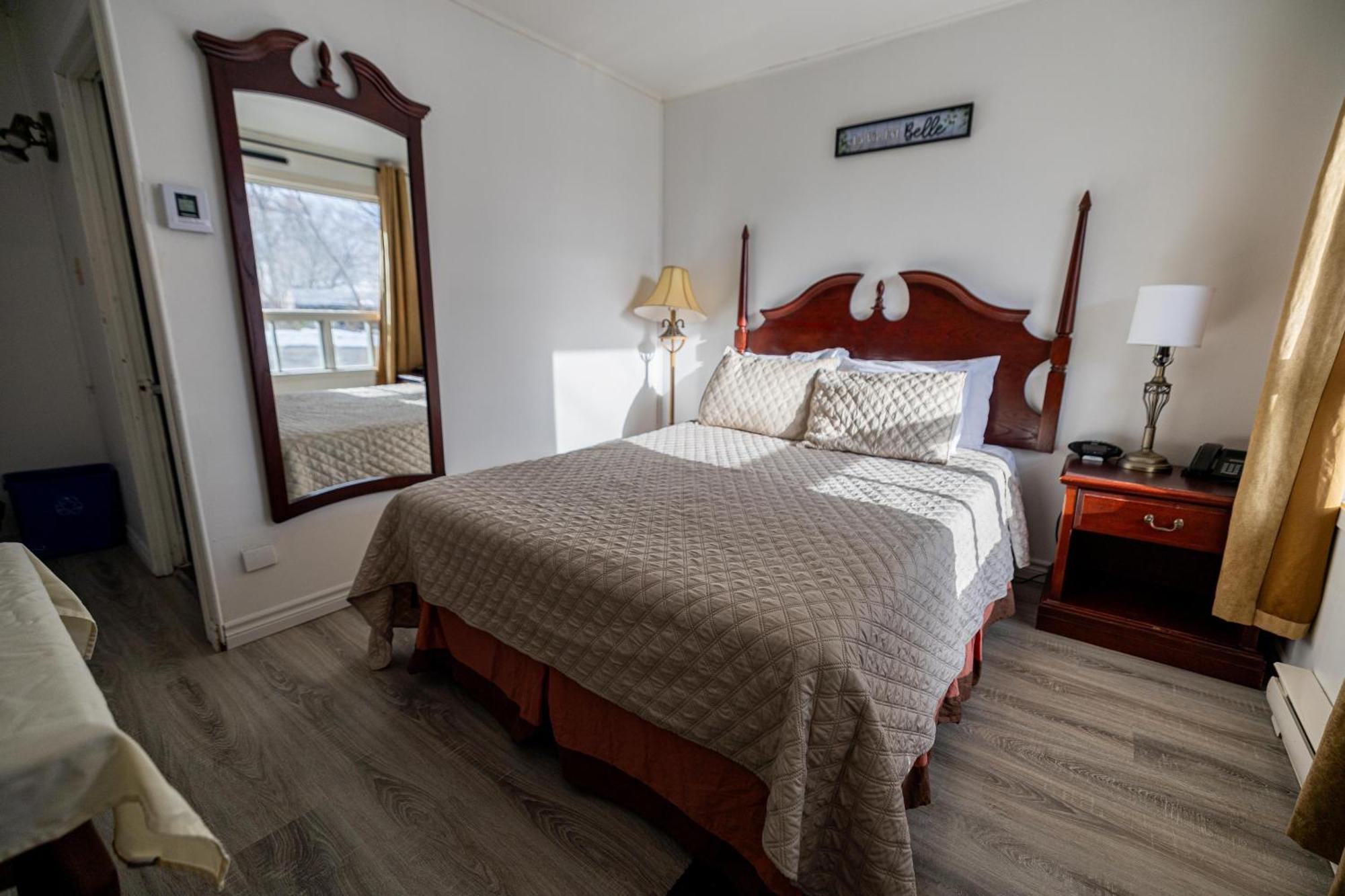 Motel Deblois Sainte-Anne-de-Beaupré エクステリア 写真