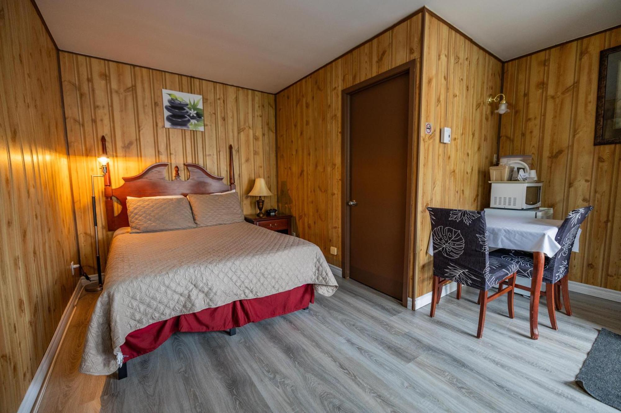 Motel Deblois Sainte-Anne-de-Beaupré エクステリア 写真