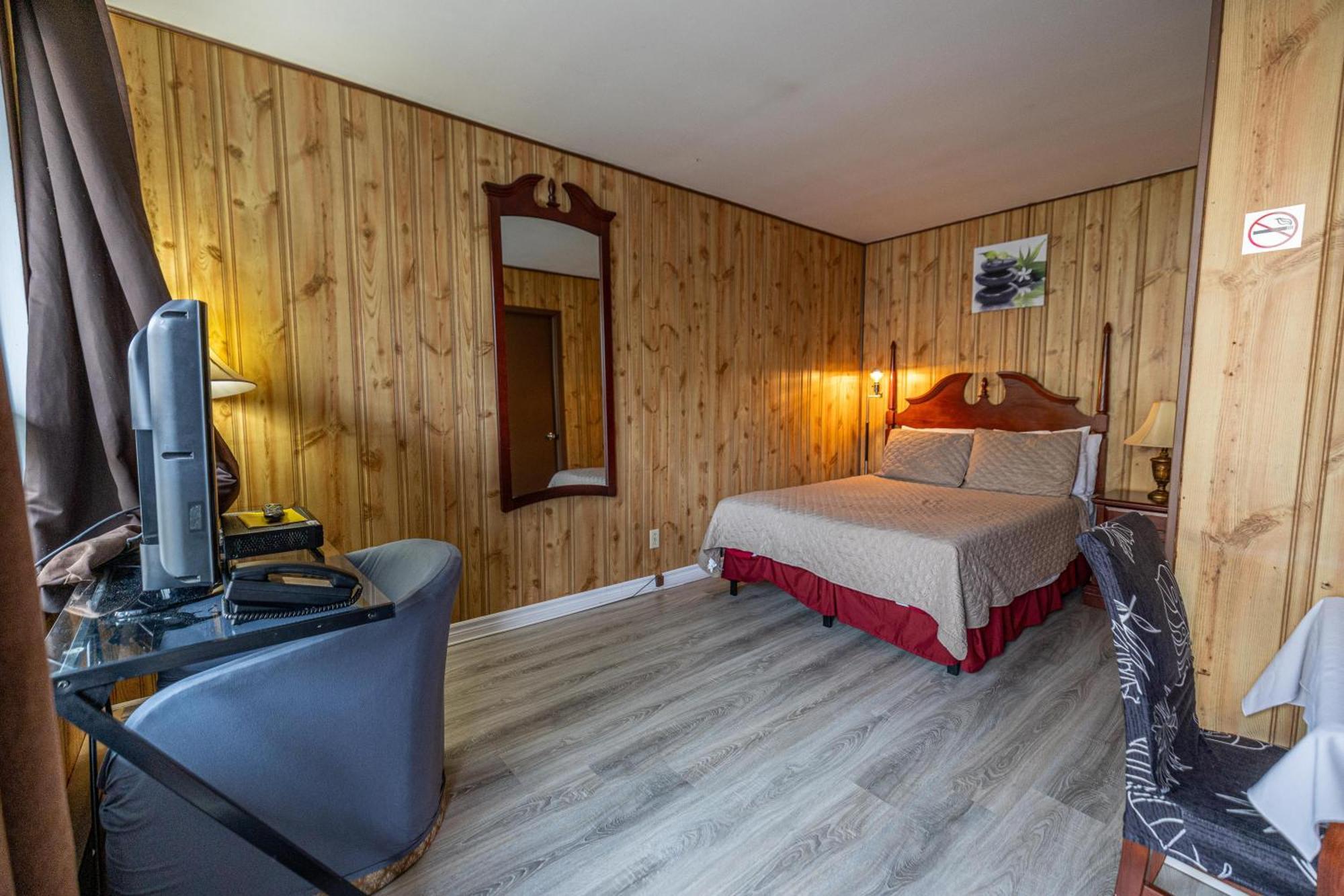 Motel Deblois Sainte-Anne-de-Beaupré エクステリア 写真