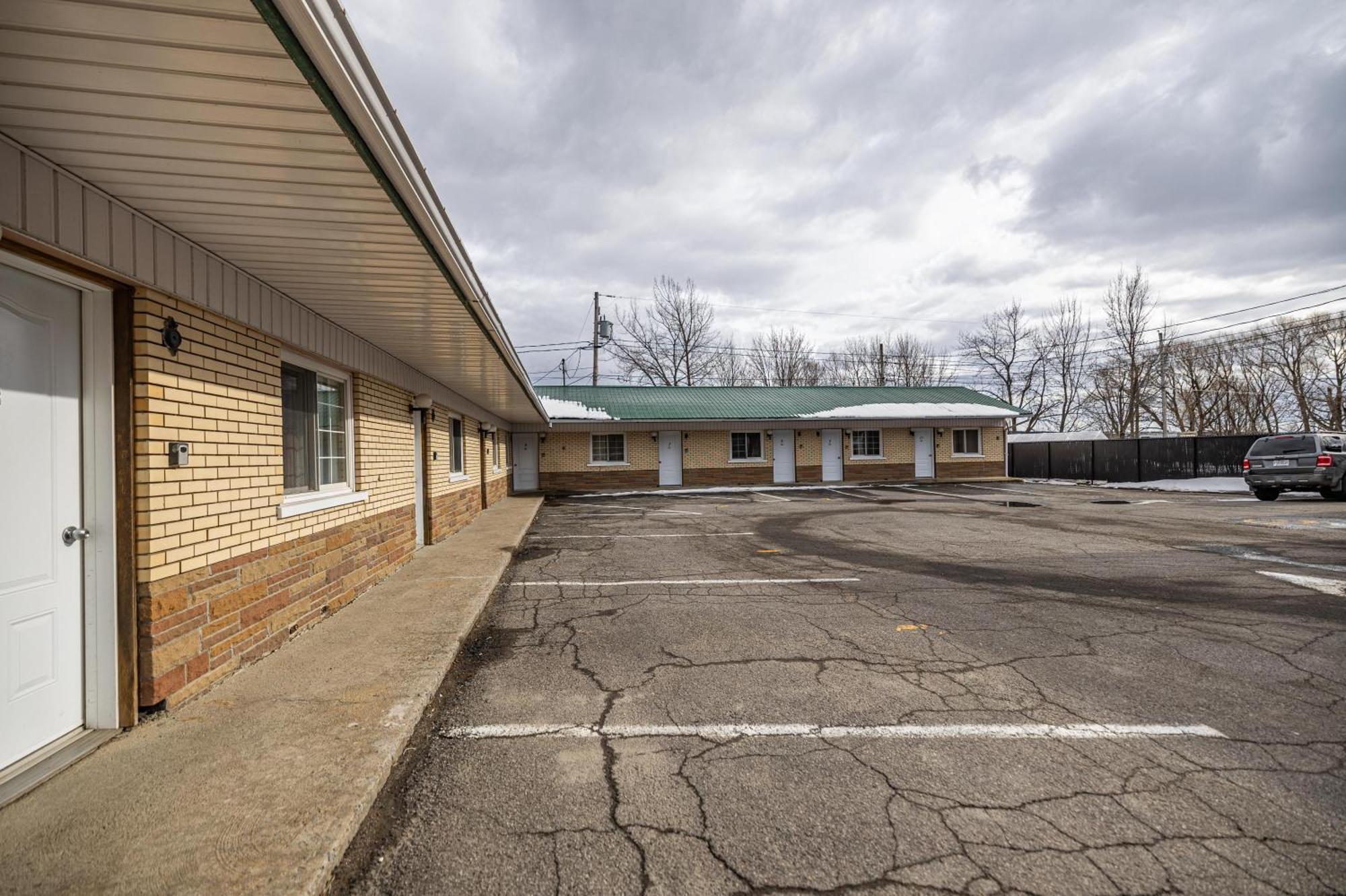 Motel Deblois Sainte-Anne-de-Beaupré エクステリア 写真