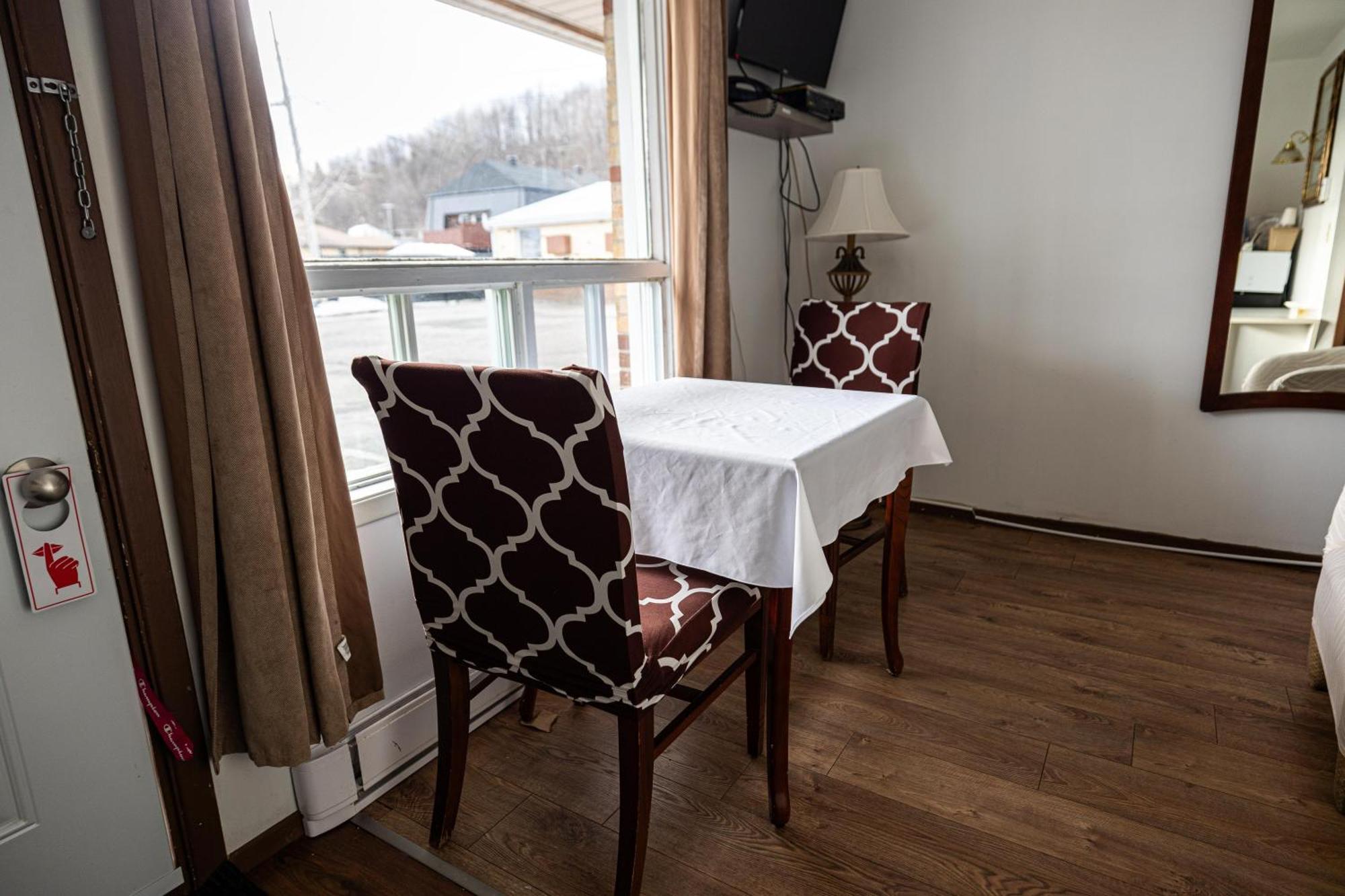 Motel Deblois Sainte-Anne-de-Beaupré エクステリア 写真