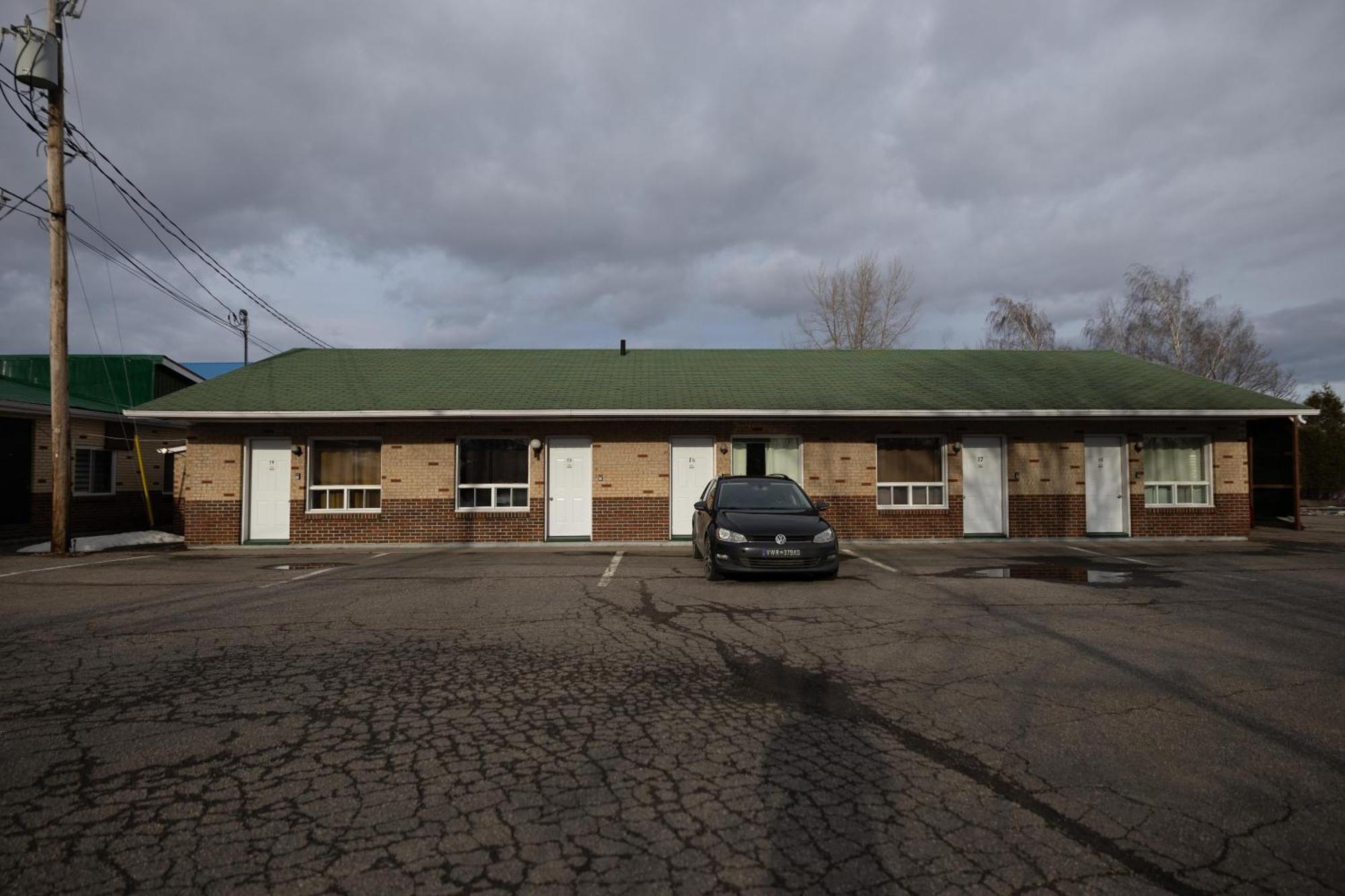 Motel Deblois Sainte-Anne-de-Beaupré エクステリア 写真